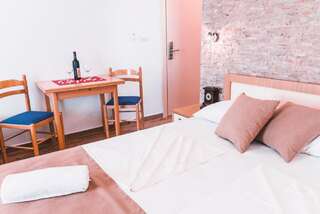 Гостевой дом Guest House S-Lux Петровац Стандартный трехместный номер-студио-5